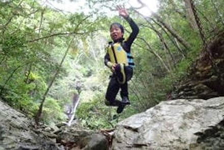 帰り道の川遊び